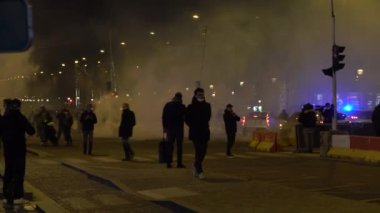 Sarı yelekli protestocular Paris sokaklarında Paris sarı yeleklerinden çekilen gece çekimi, Fransa, Şubat, 12.2022