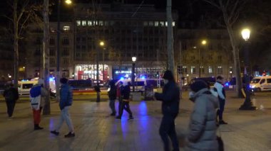 Sarı yelekli protestocular Paris sokaklarında Paris sarı yeleklerinden çekilen gece çekimi, Fransa, Şubat, 12.2022