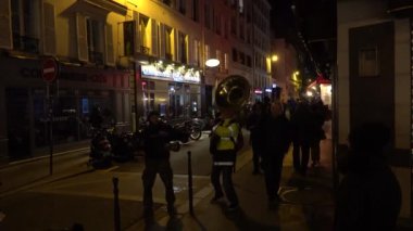 Sarı yelekli protestocular Paris sokaklarında Paris sarı yeleklerinden çekilen gece çekimi, Fransa, Şubat, 12.2022