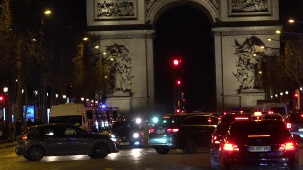 夜のパリの通りの警察車 パリの黄色いベストのデモンストレーション フランス 2022 — ストック動画