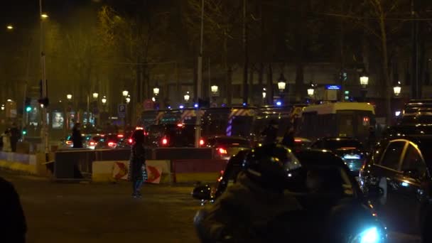 Полицейские Машины Улицах Парижа Ночь Съемку Парижа Демонстрация Жёлтых Жилетов — стоковое видео