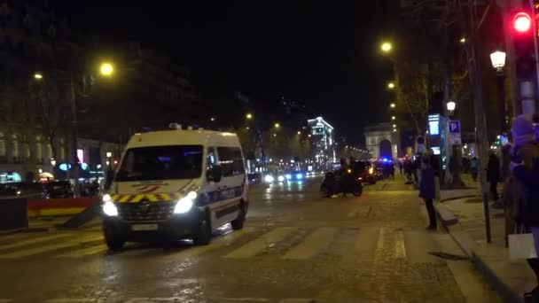 夜のパリの通りで警察車 パリの黄色いベストデモンストレーション アーク トリポンヘ フランス 2022 — ストック動画