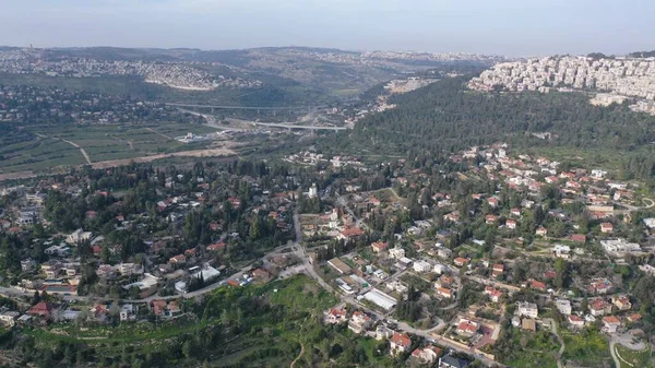 Bahar mevsiminde Beit zait yerleşimi üzerinde hava manzarası Beit zait üzerindeki Drone manzarası, Nisan 2022  