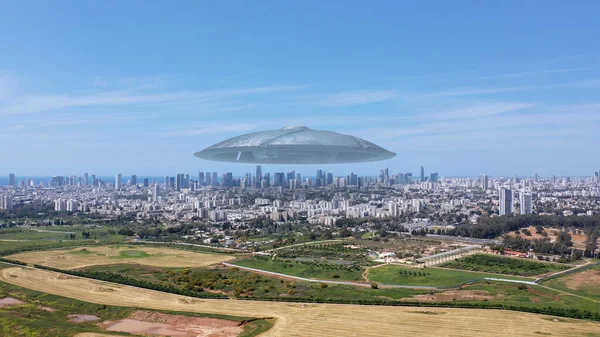 3D görüntüleme, Massive UFO uçan daire büyük şehir üzerinde süzülüyor. Havacılık İHA görüntüsü Tel Aviv şehrinde uzaylı uzay gemisi, uzaylı istilası konsepti, 3D illüstrasyon