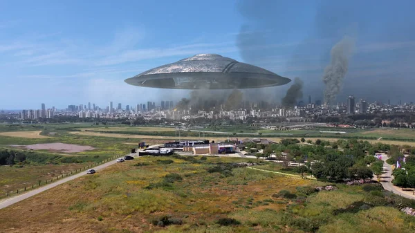 Darstellung Massive Ufo Fliegende Untertasse Schwebt Über Zerstörter Stadt Luftbilddrohnenansicht — Stockfoto