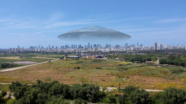 Rendering Massive Ufo Flying Saucer Hovering Large City Aerial Viewdrone — стоковое фото