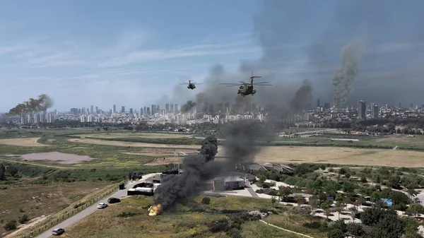 3D渲染 大城市在被摧毁的建筑物的大规模攻击下 航空无人机俯瞰特拉维夫市上空被升起的浓烟和直升机轰炸 伊斯拉勒 20223D 免版税图库图片