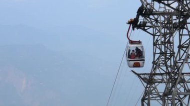 Darjeeling, Hindistan - 27 Aralık 2019: Ropeway teleferiği veya Gondolla Darjeeling şehri üzerinde yolculuk. Kuzeydoğu Hindistan turizmi. Yavaş çekim