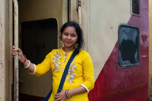 Sonriendo Joven Mochilero Indio Mujer Pie Vagón Estación Tren Concepto —  Fotos de Stock