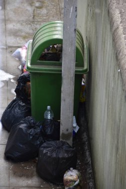 Çöp torbaları çöp tenekesinin yanında. Çöp torbaları çöp tenekelerini dolduruyor. Çantalarla dolu bir çöp kutusu.