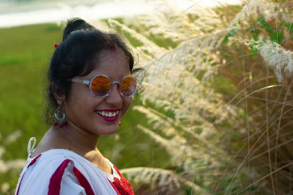 야외에서 인디언 여성의 선택적 — 스톡 사진