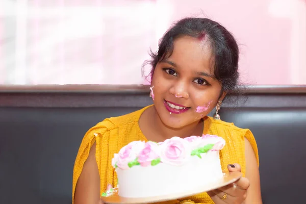 Прекрасная Счастливая Индийская Женщина Свой День Рождения Девушка Тортом Концепция — стоковое фото