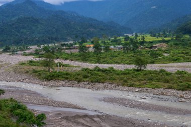 Yaz akşamları dağ nehrinin güzel manzarası. Dayana nehri, Bhutan dağının eteklerinde Hindistan-Butan sınırında. Güzellik dünyası.