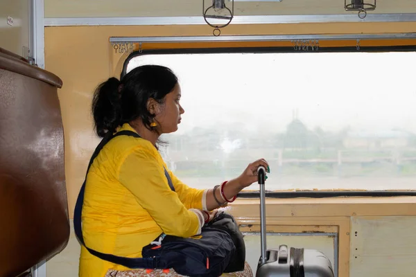 Jeune Indienne Déconcentrée Voyageant Train Avec Des Retardataires Voyager Dans — Photo