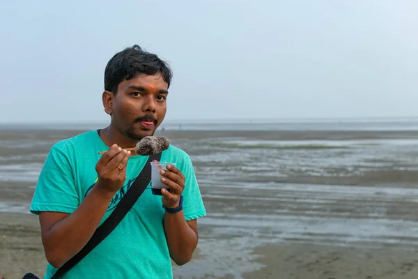 男は味のアイスクリームをテストします Chuski Baraf Golaはアイスキャンディーとも呼ばれ インドの夏のカラハッタ オレンジ 混合風味で人気のある道端でのリフレッシュ — ストック写真