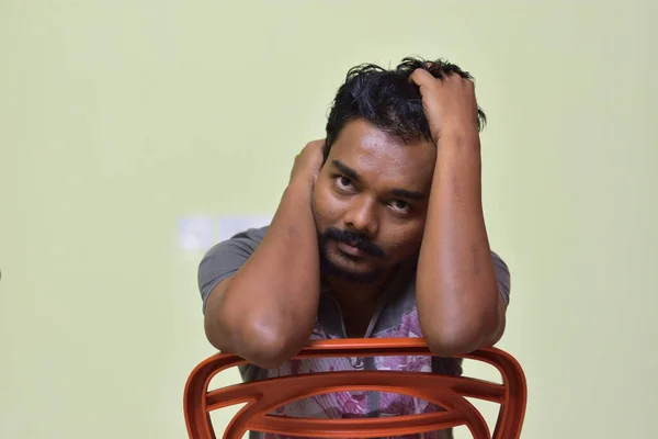 Gülümseyen Mutlu Hintli Bir Adamın Portresi Sandalyede Oturur Kameraya Bakar — Stok fotoğraf