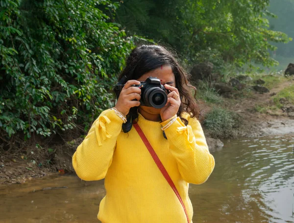 Indische Fotografin Mit Einer Digitalkamera Reisefotos Machen Touristenmädchen Fängt Den — Stockfoto