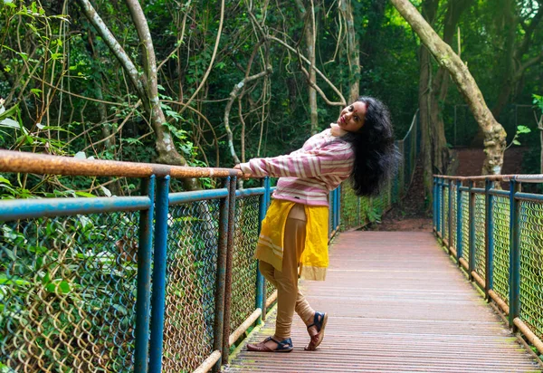 Eine Schöne Langhaarige Inderin Steht Auf Einer Brücke Dschungel Oder — Stockfoto