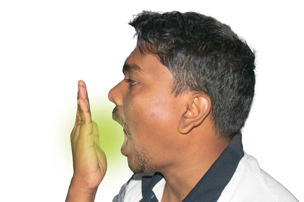 Mundgeruch Mundgeruch Junger Inder Prüft Seinen Atem Mit Der Hand — Stockfoto