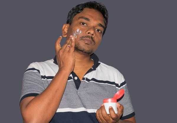 Genç Hintli Adam Yüzüne Yüz Kremi Sürüyor Nemlendirici Insan Konsepti — Stok fotoğraf