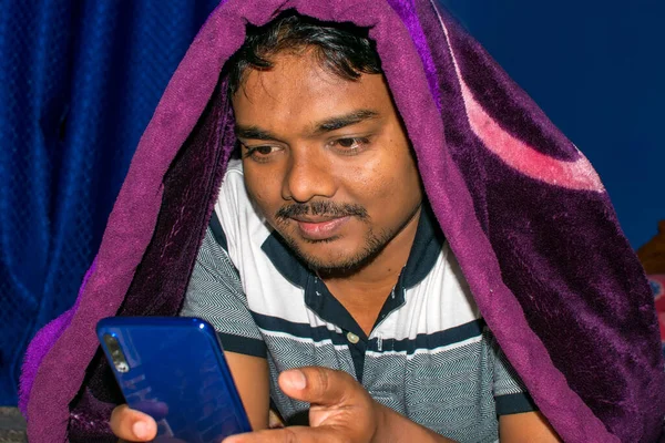 Telefon Yatak Mutlu Görünüyordu Gülümseme Kullanan Asyalı Adam — Stok fotoğraf