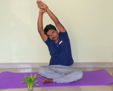 Evde kollarını açmış genç ve çekici bir Hintlinin fotoğrafı. Ev konsepti alıştırması.