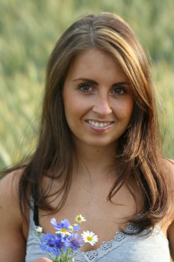 kadın bir buğday alanında bir yaz akşamı