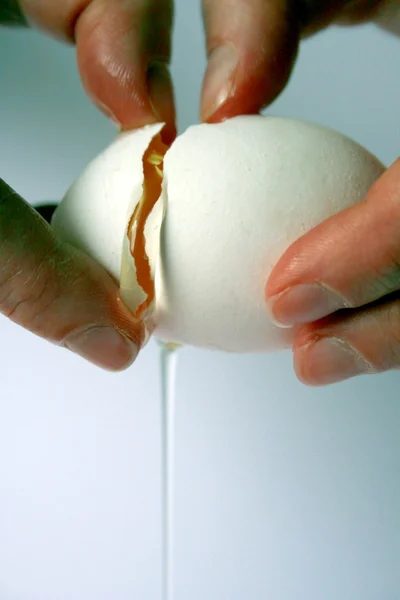 Χέρια σπάζοντας ένα αυγό — Φωτογραφία Αρχείου