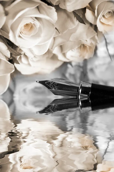 Roses and fountain pen — Stock Photo, Image