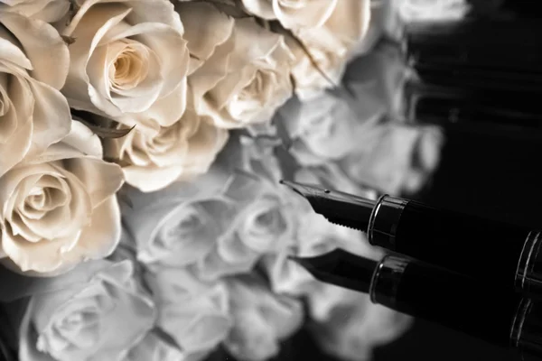 Roses and fountain pen — Stock Photo, Image