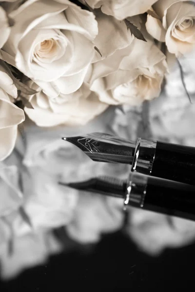 Roses and fountain pen — Stock Photo, Image