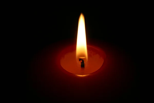 Svíčka na černém pozadí — Stock fotografie