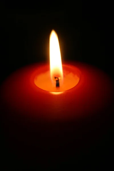 Svíčka na černém pozadí — Stock fotografie