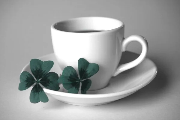 Kaffee und Kleeblatt zum Patrick 's Day — Stockfoto