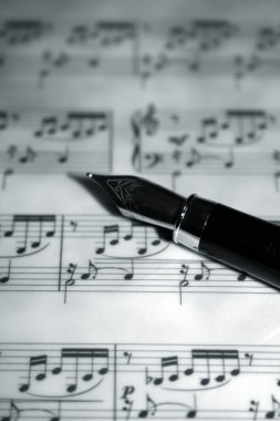 kalem ile müzikal notlar sayfası