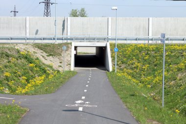 yolun altında yeraltı geçidi