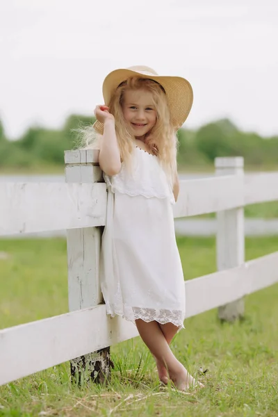 Bir yaz gününde çiftlikteki güzel sarışın kız..