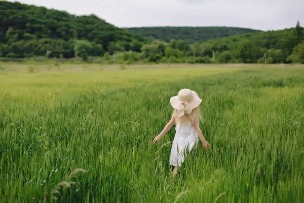 Menina Feliz Andando Campo Gramado Dia Ensolarado Verão — Fotografia de Stock