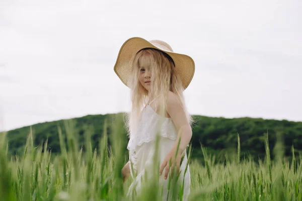 Menina Com Cabelos Longos Andando Campo Centeio Dia Verão Quente — Fotografia de Stock