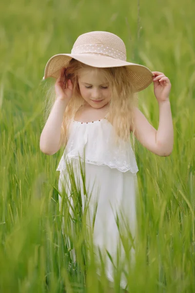Красивая Маленькая Девочка Играет Пшеничном Поле Теплый Летний День — стоковое фото