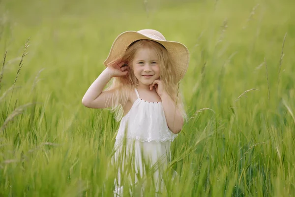 Schattig Klein Meisje Dat Een Warme Zomerdag Het Tarweveld Speelt — Stockfoto