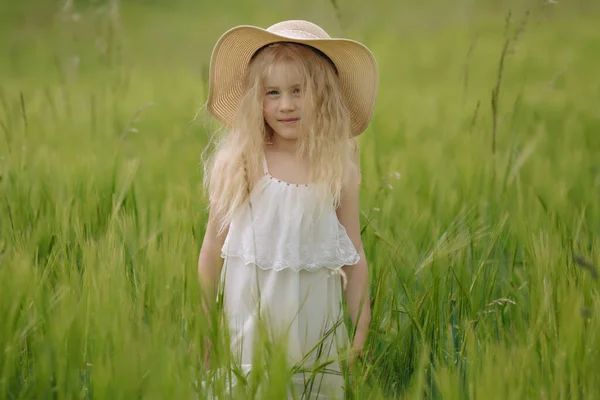 Красивая Маленькая Девочка Играет Пшеничном Поле Теплый Летний День — стоковое фото