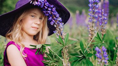 Şapkalı kız Lupin tarlasında yürüyor..