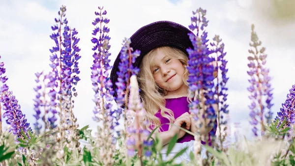 Retrato Uma Menina Bonita Chapéu Violeta Com Buquês Tremoços Cara — Fotografia de Stock