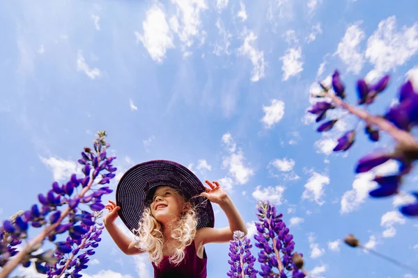 Menina Chapéu Fundo Céu Tremoços — Fotografia de Stock