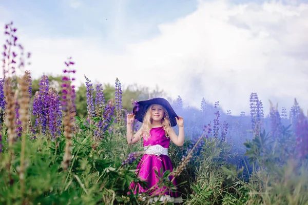 Şapkalı kız Lupin tarlasında yürüyor..