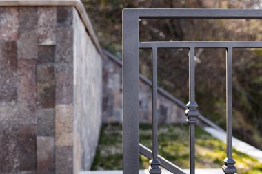 Çatı katı tarzında modern metal parmaklıklar ve tırabzanlar. Metal, astar ve korozyon önleyici boyayla işlenmiş. Sanayi tarzında iç tasarım. Yüksek kalite fotoğraf