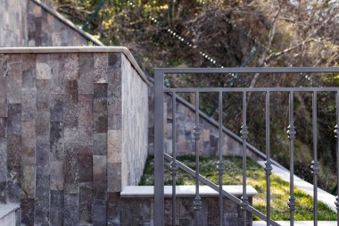 Çatı katı tarzında modern metal parmaklıklar ve tırabzanlar. Metal, astar ve korozyon önleyici boyayla işlenmiş. Sanayi tarzında iç tasarım. Yüksek kalite fotoğraf