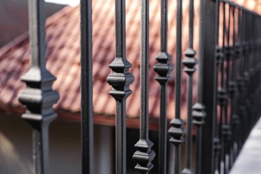 Çatı katı tarzında modern metal parmaklıklar ve tırabzanlar. Metal, astar ve korozyon önleyici boyayla işlenmiş. Sanayi tarzında iç tasarım. Yüksek kalite fotoğraf