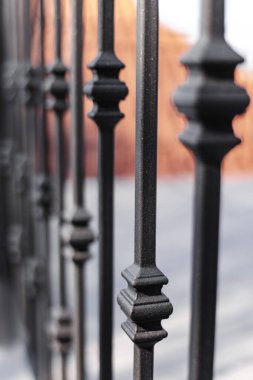 Çatı katı tarzında modern metal parmaklıklar ve tırabzanlar. Metal, astar ve korozyon önleyici boyayla işlenmiş. Sanayi tarzında iç tasarım. Yüksek kalite fotoğraf